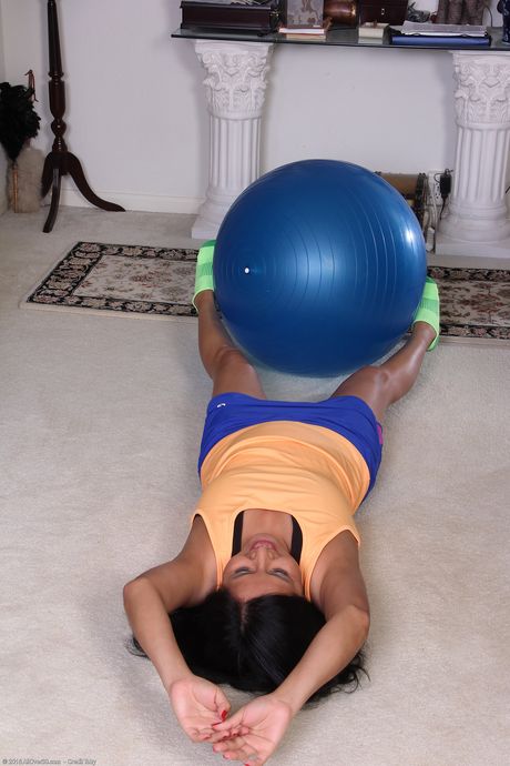 Chubby mature CiCi Jones shows her big tits and spreads her pussy