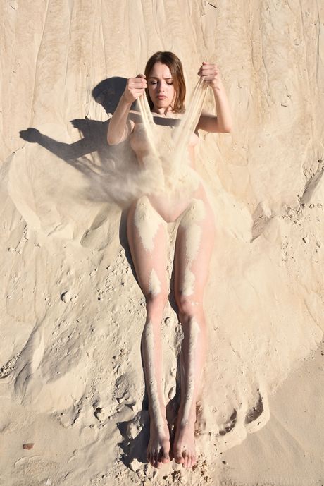 Spennende tenåring Maxa blir naken på en øde øy og poserer i sanden
