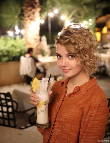 热辣少女 Chanel Fenn 戴着墨镜在池畔露台裸体
