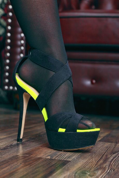 우크라이나의 베이비 밀라 엠이 큰 가슴을 드러내며 스타킹을 신고 포즈를 취하고 있습니다.
