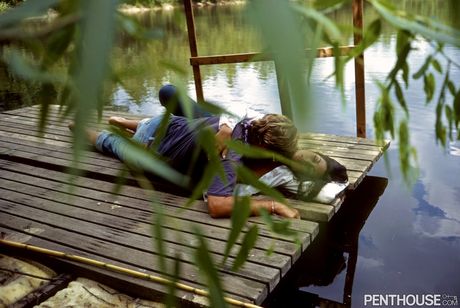 Aziatische pornoster Mikki Dessa toont haar natuurlijke tieten en harige kut op een boot
