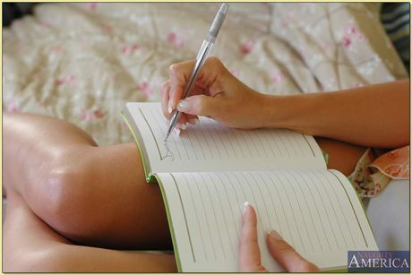 Blonde MILF Kayla Synz gets her shaved pussy filled by a salesman