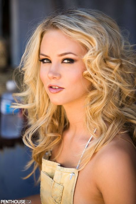 Blonde bombeskall Sophia Lynn kaster et skinnforkle for gode nakenposisjoner i støvler
