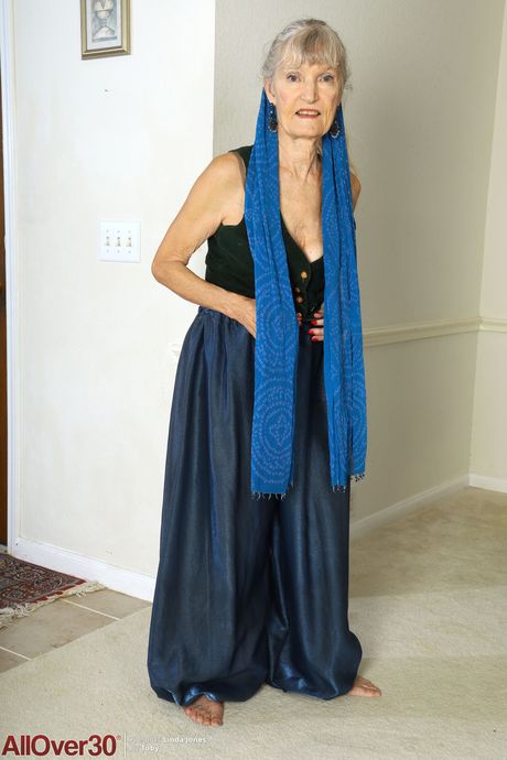 Mature granny Linda Jones shows her big ass and spreads her pussy