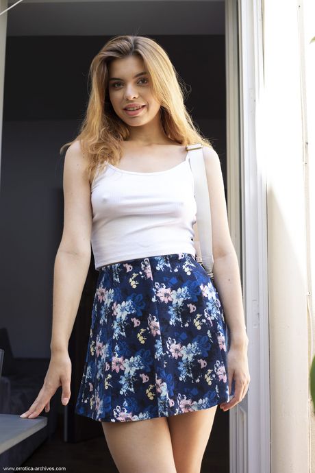 Delicada adolescente Emily Mayers se desnuda su bikini y muestra sus pequeñas tetas y coño calvo
