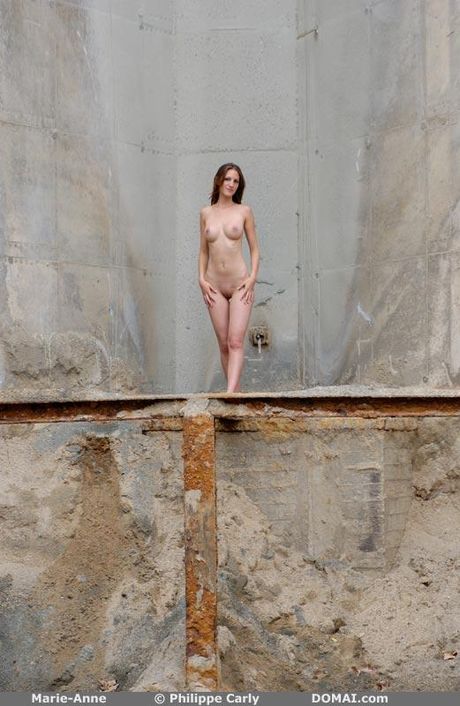 솔로 촬영 중 부끄러움 없이 나체로 포즈를 취하는 사랑스러운 10대 마리 앤
