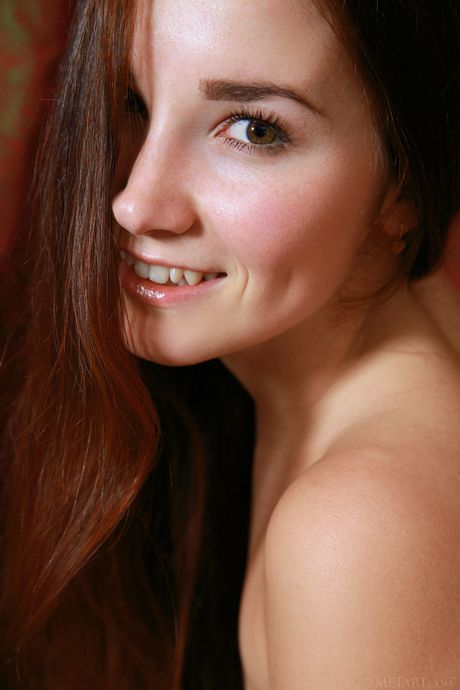 天使般的少女 Stefany Sonri 脱下白色内衣和袜裤，摆出裸体姿势
