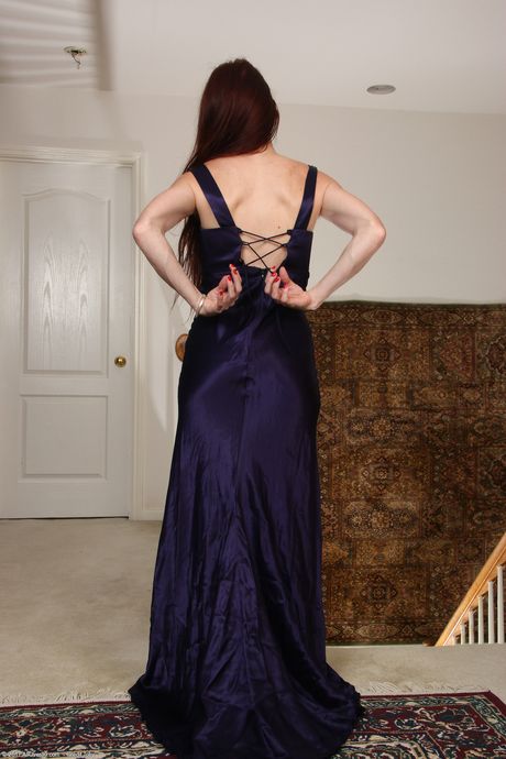 Amateur MILF Evane Nordstern shows her hot feet and toys her pussy