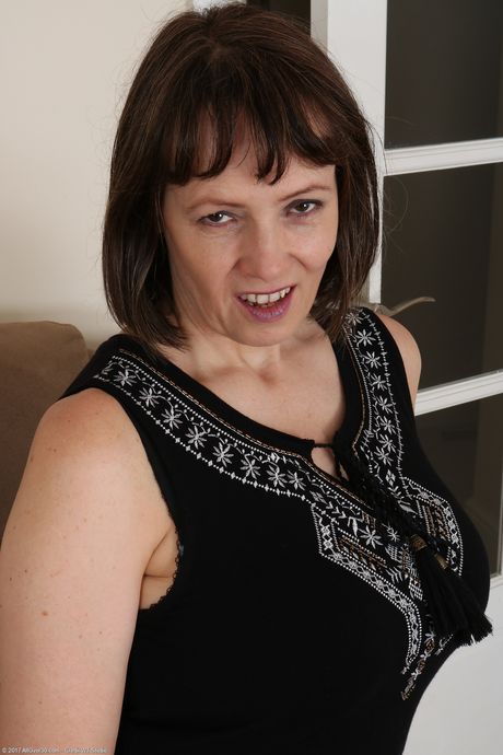 Mature amateur Tigger shows her big ass and tasty pussy in a solo