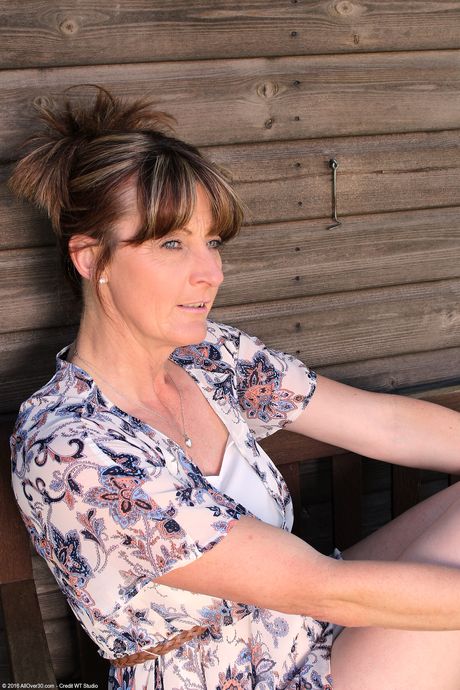 Chubby mature lady Dii strips on the cabin porch & shows her big ass