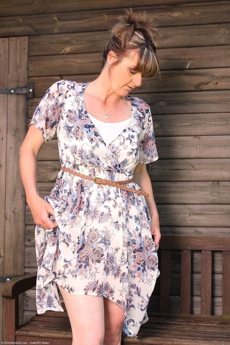 Chubby mature lady Dii strips on the cabin porch & shows her big ass