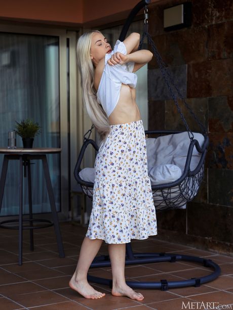 حلو شقراء في سن المراهقة نيكي هيل يأخذ كل شيء على كرسي أرجوحة في منفردة
