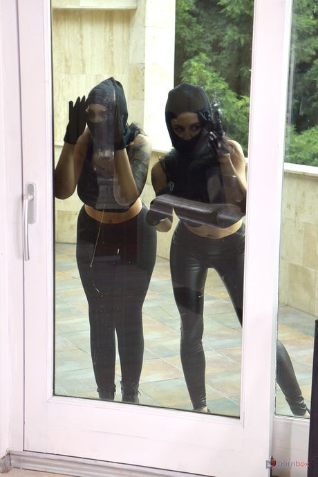 Die tschechischen Lesben Jennifer Mendez & Billy Star werden von Polizisten doppelt gefickt
