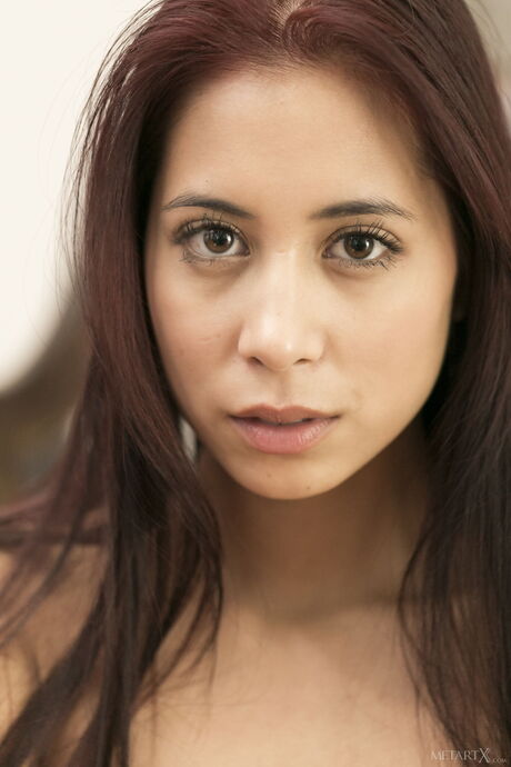 Met Art X: Nydelig tenåring paula sjenerte fingre fitta hennes etter å ha fjernet klærne