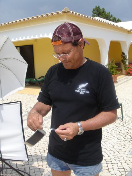 Adolescenti biondi Jo & Sandra Shine si spostano in cucina dopo una nuotata

