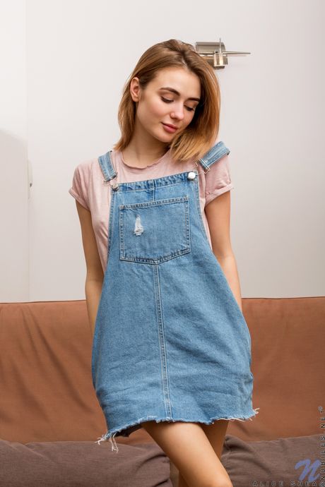 Delikat tenåring Alice Shea viser små pupper og gnir den rosa fitta hennes
