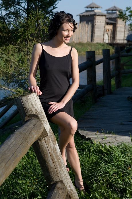 Knap lovlig pige loreen a bliver nøgen i et par høje hæle på en gårdhave
