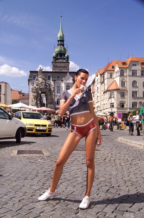 ALS Scan: 小柄なティーン、マディソンが公衆の面前でヌードを披露し、アソコを舐められる。