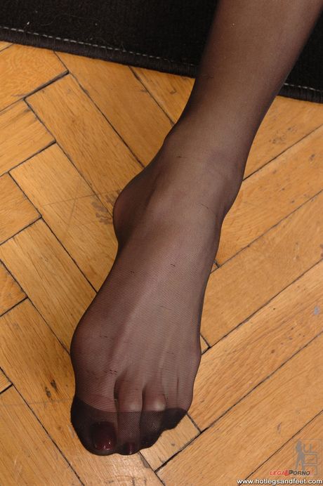 Porn World: Blonde avec un corps fumeur Patrisha fait adorer ses pieds et sa chatte baisée