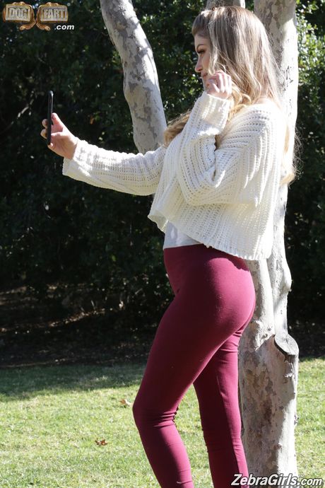 Dogfart Network: 热辣的女同性恋与大乳房兔科尔比和达亚骑士玩弄带子