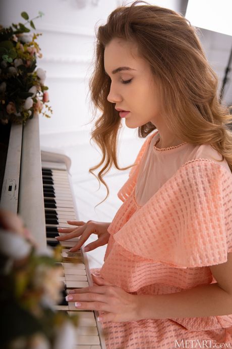 Winsome Teen Mary Rock blir naken på en pianobenk lokkende
