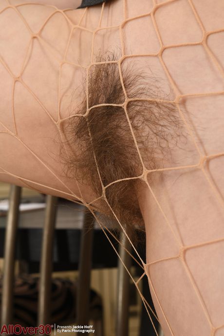 Meer dan 30 blonde Jackie Hoff wordt naakt in glazen en hoge hakken
