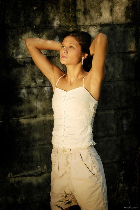 Tender teen Elela with nice nipples and full lips poses nude on the floor