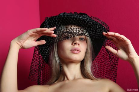 Delicada abeja sofy para adolescentes se desnuda en un velo de luto y calcetines OTK
