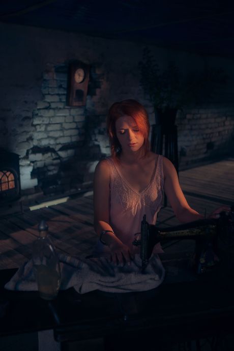 Redheaded Teen Andrea P verwijdert haar lingerie om naakt te poseren in een keuken
