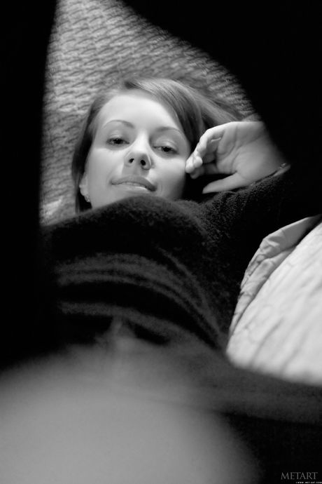 La esbelta adolescente Natasha S muestra sus grandes tetas y twat en el desnudo
