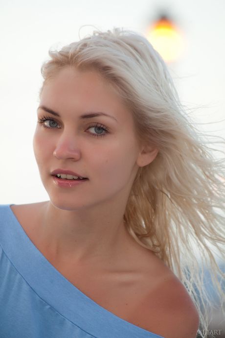 نحيف في سن المراهقة كريستينا أشرطة ويكتف بوسها المشعر في الغابة
