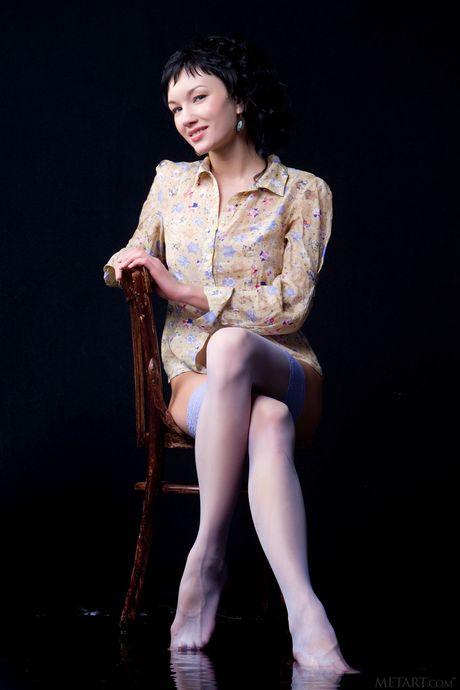 Spændende teen loreen a viser hendes store bryster og behårede fisse i nøgen
