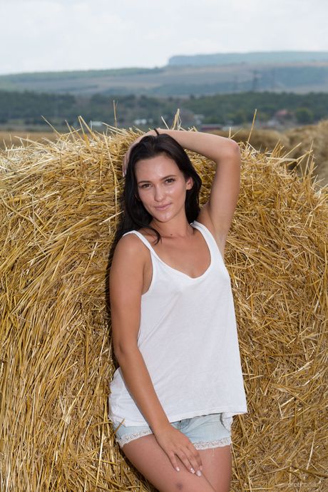 Ukrainsk erotisk modell Indiana Blanc avslører sin nakne form i høyfeltet og viser puppene og fitta hennes
