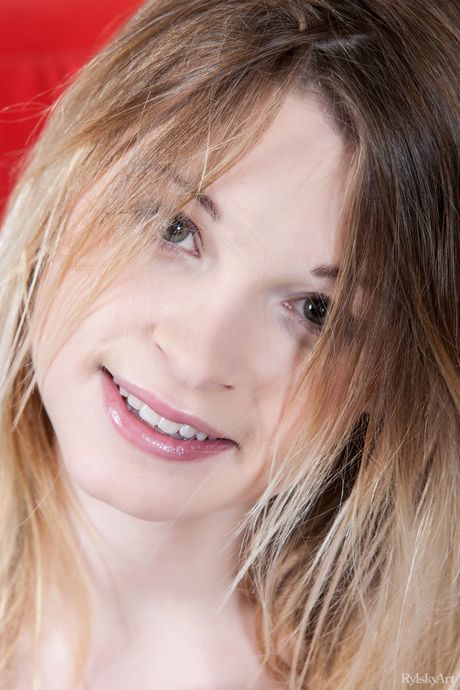 Naked teen Malinda strikes great solo poses without hesitation