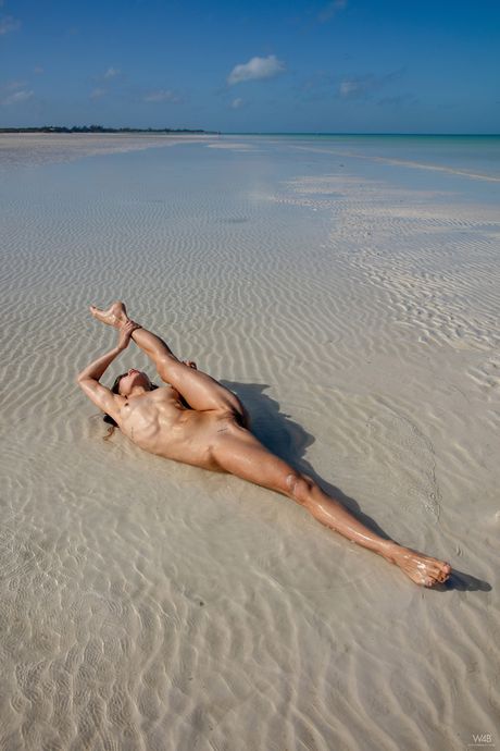 La adolescente colombiana Irene Rouse mostra nudità e prende in giro con il suo corpo caldo all