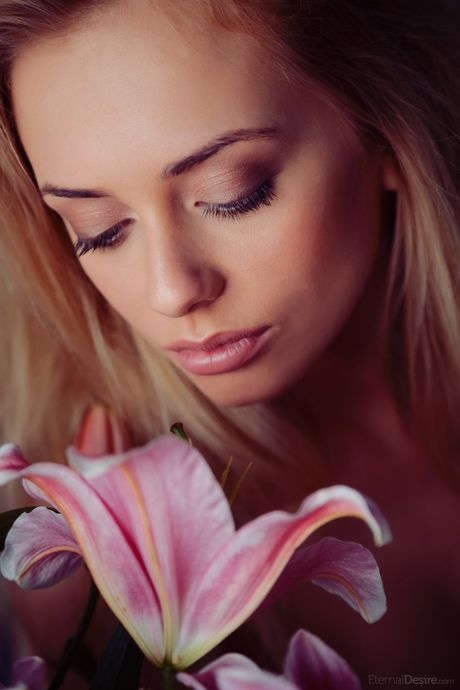 Svelte teen with a beautiful face Jennifer Mackay poses naked in a solo