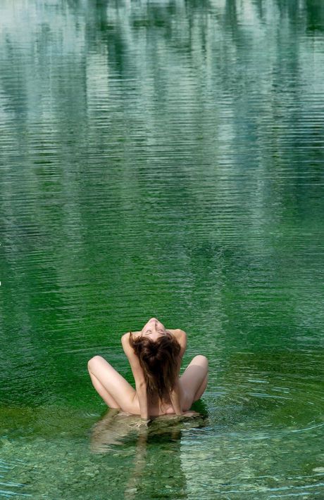 The Life Erotic: 漂亮女孩 Etel 在水中裸露身体，展示她的大奶子和火辣屁股