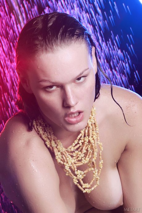 날씬한 십대 산드라 F가 샤워실에서 알몸으로 누드 포즈를 취하고 있습니다.
