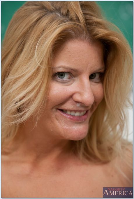 大胸老师 Robbye Bentley 被她的学生挑逗并舔她多毛的阴部
