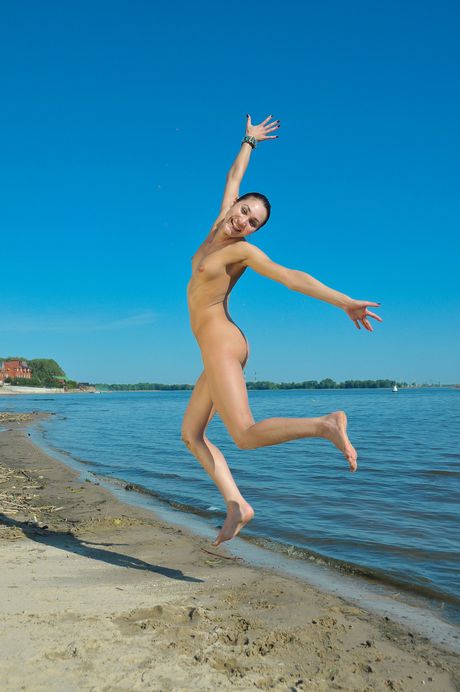 Slank tenåring marissa a poserer naken på stranden og i vannet
