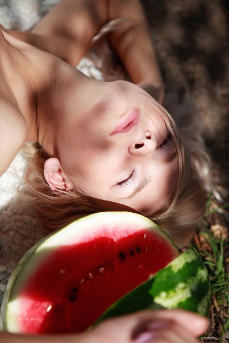 Slanke tiener paloma b strips naakt en poseert op een sexy manier buitenshuis
