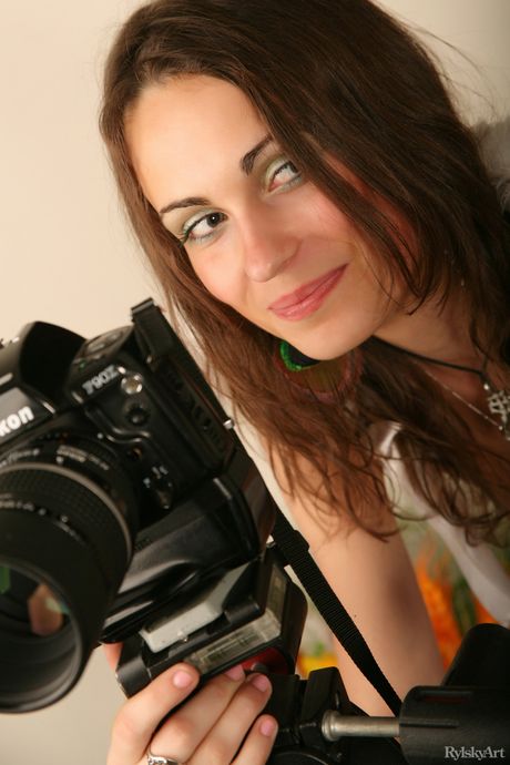 Rylsky Art: 美しいティーン、ベアタがベッドの上で官能的なヌードポーズをとる。