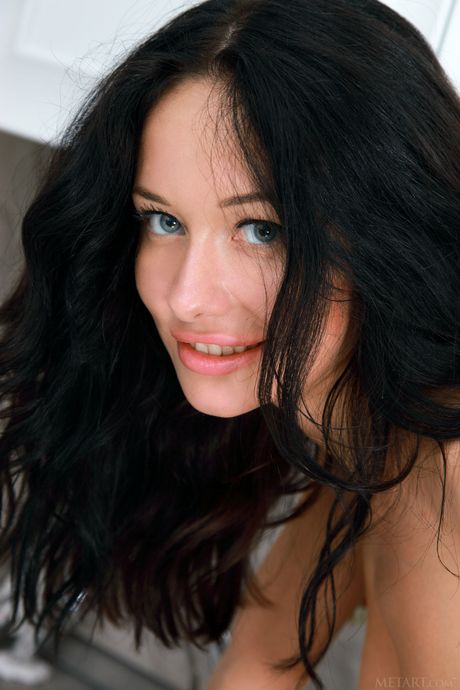 Met Art: La fille ukrainienne Mila M révèle ses gros seins et pose nus dans la cuisine