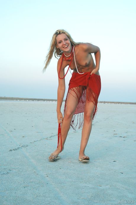 Blonde teen Anna Ab bliver nøgen på en strand med sikkerhed
