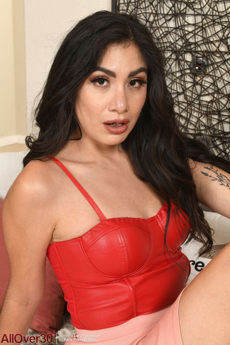 30 plus woman Lucy Sunflower bares it all in a pair of high heels