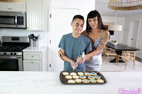 Skinny MILF Charlie Valentine gets her shaved pussy fucked in POV