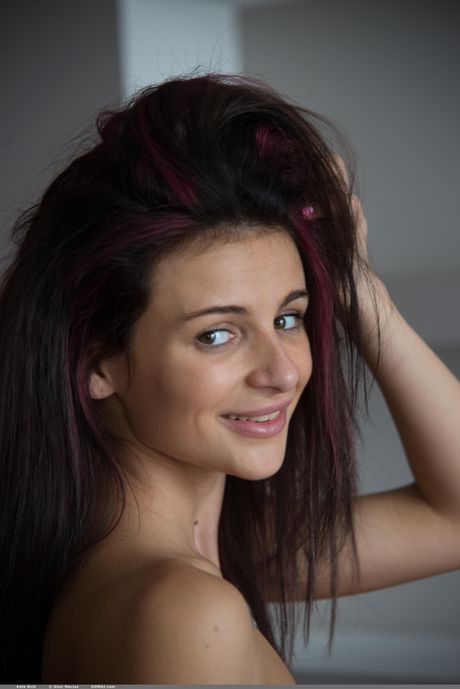 마른 십대 케이트 리치가 몸매를 공개하고 작은 가슴과 대머리를 선보입니다.
