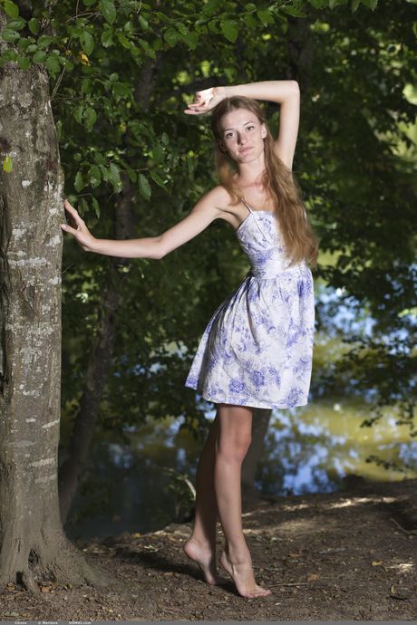 Teen Chova Lean fica nua de maneira sedutora durante uma sessão solo
