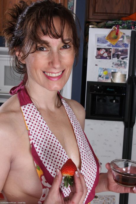 Dojrzała gospodyni domowa Celeste Carpenter Toys jej cipka w kuchni
