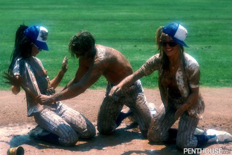 セクシーなクーガー、クリスタ＆ジャニーヌ・リンデムルダーがハングド・スタッドと3Sファック
